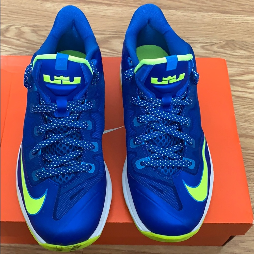 Nike Max Lebron XI Low (GS) Size 5.5 Y
